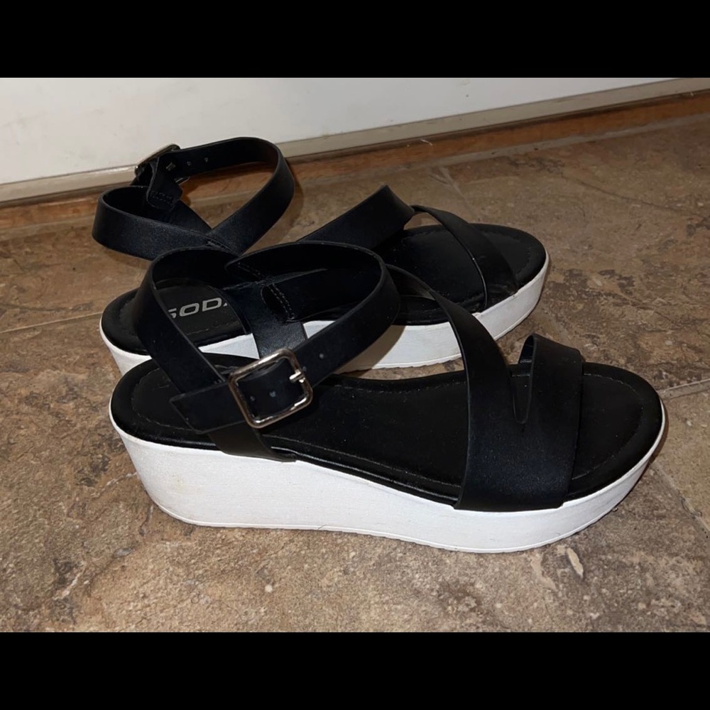 platform black & white sandals